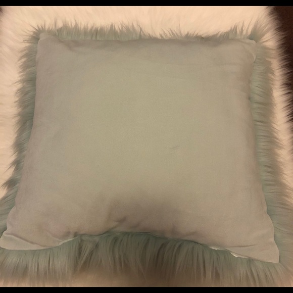 Fuzzy pillow - Picture 2 of 2